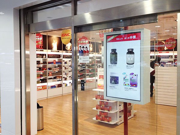 零售商場數位看板 - GNC健安喜 / 台灣