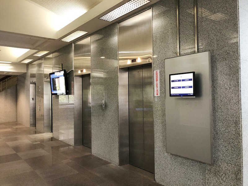 電梯入口處的wayfinderPost與數位佈告欄